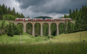 Chmarošský viadukt je jeden z nejznámějších železničních objektů na Slovensku. I toto léto přes něj jezdily letní vlaky ZSSK. Zdroj: ZSSK