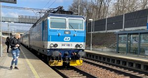 Rychlík R16 Berounka v zastávce Kařez. Foto: Jan Sůra / Zdopravy.cz
